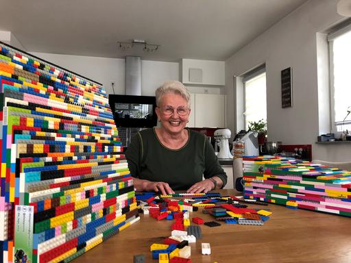 Die Lego-Oma Rita Ebel aus Hanau sitzt in ihrer Küche, neben ihr eine Rollstuhlrampen aus Legosteinen. Die Lego-Oma Rita Ebel aus Hanau sitzt in ihrer Küche, neben ihr eine Rollstuhlrampen aus Legosteinen.