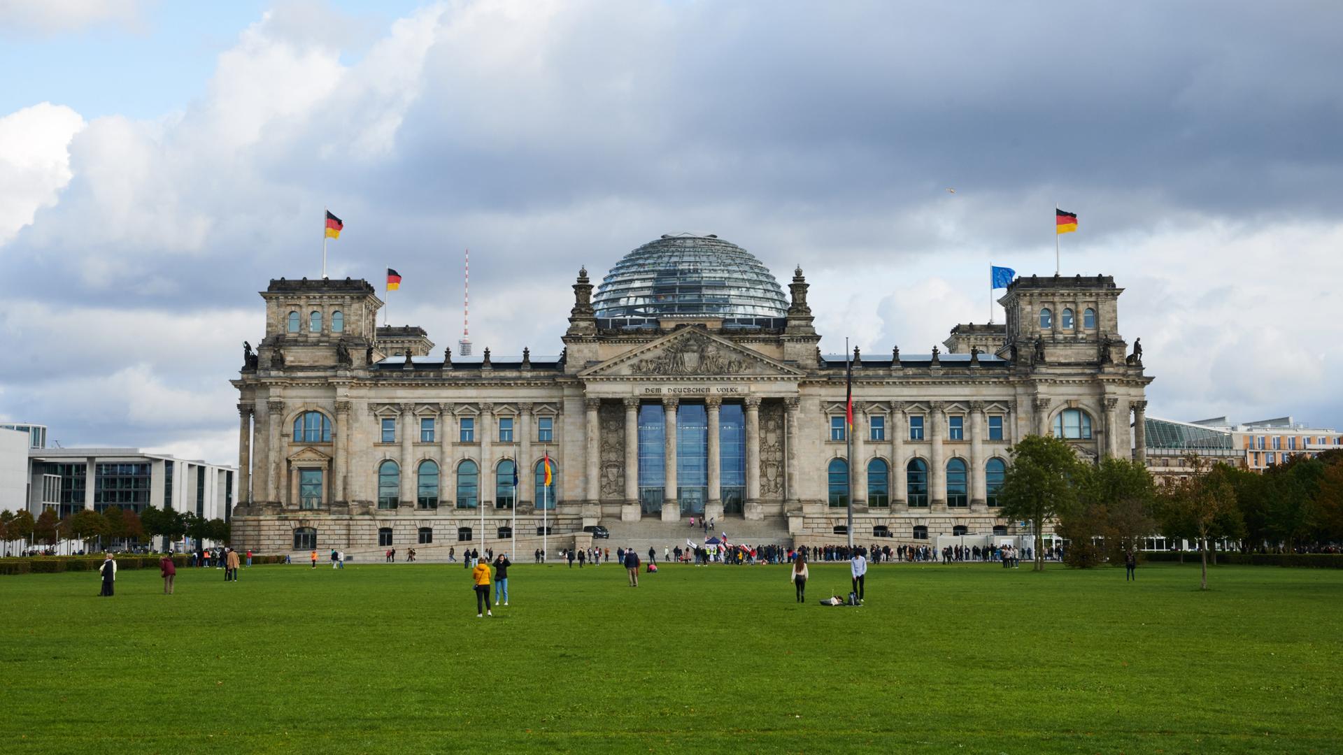 Das Foto zeigt das Reichstaggebäude in Berlin.