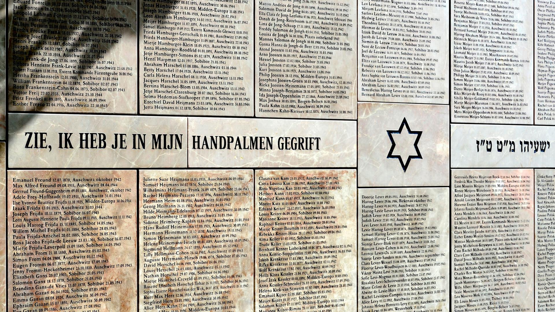 Eine Gedenktafel mit den eingravierten Namen ermordeter jüdischer Einwohner der Stadt Utrecht.