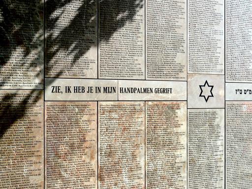 Eine Gedenktafel mit den eingravierten Namen ermordeter jüdischer Einwohner der Stadt Utrecht.