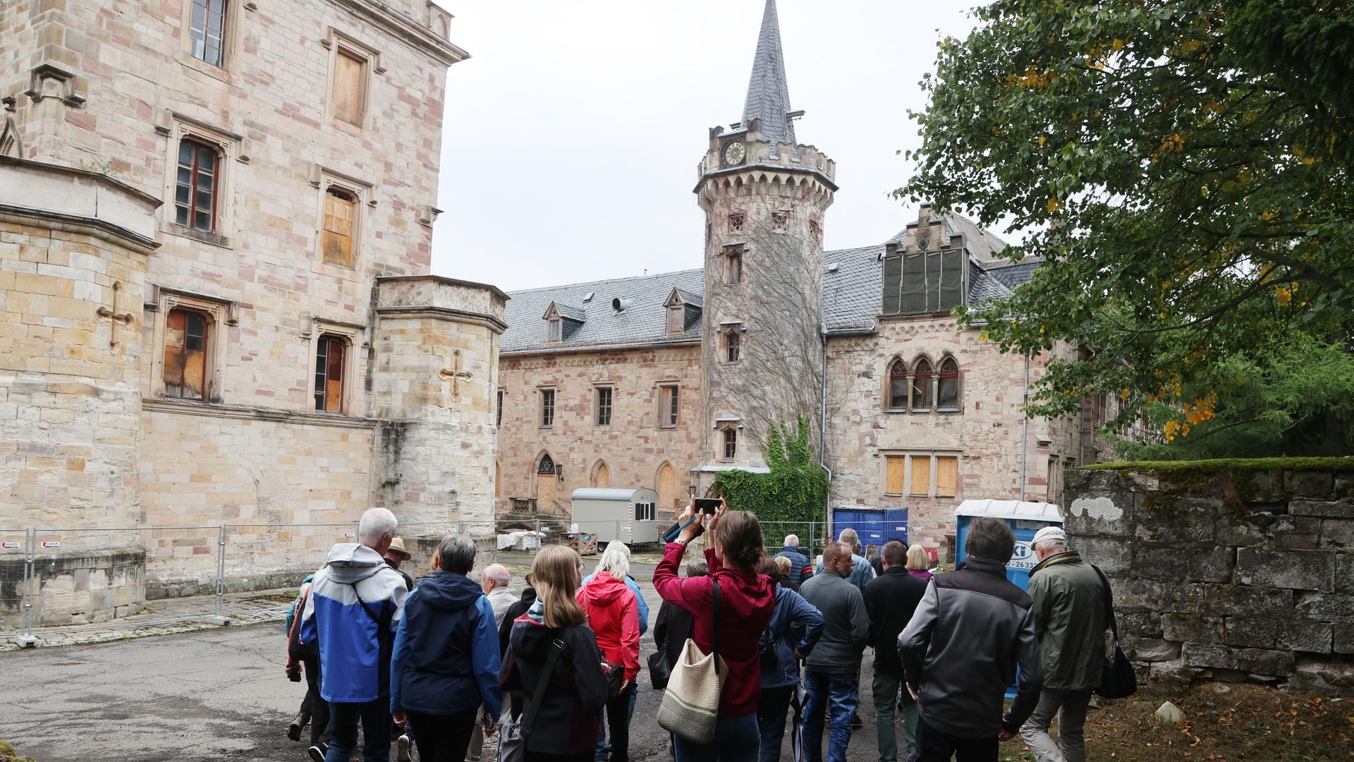 Besucher vor dem Schloss Reinhardsbrunn in Thüringen. Besucher vor dem Schloss Reinhardsbrunn in Thüringen.