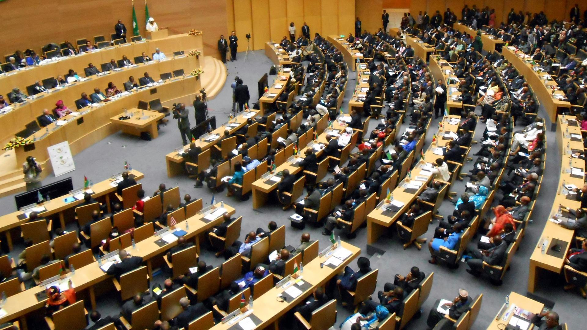 Delegierte sitzen im Parlament in der äthiopischen Hauptstadt Addis Abeba. Delegierte sitzen im Parlament in der äthiopischen Hauptstadt Addis Abeba.