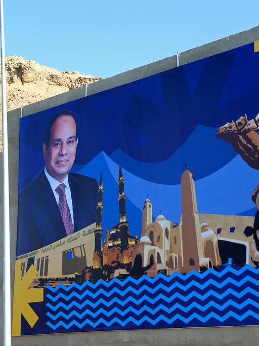 Ein großformatiges Wandbild zeit Ägpytens Präsidenten Abdel Fattah el-Sissi in einer graphischen Darstellung, die auf die UN-Klimakonferenz in Sharm El-Sheikh hinweist.