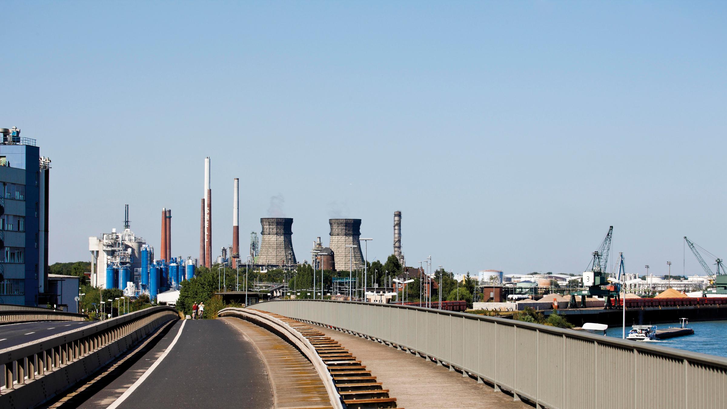 Shell Rheinland Raffinerie am Rhein bei Köln-Godorf, Nordrhein-Westfalen, Deutschland, Europa
