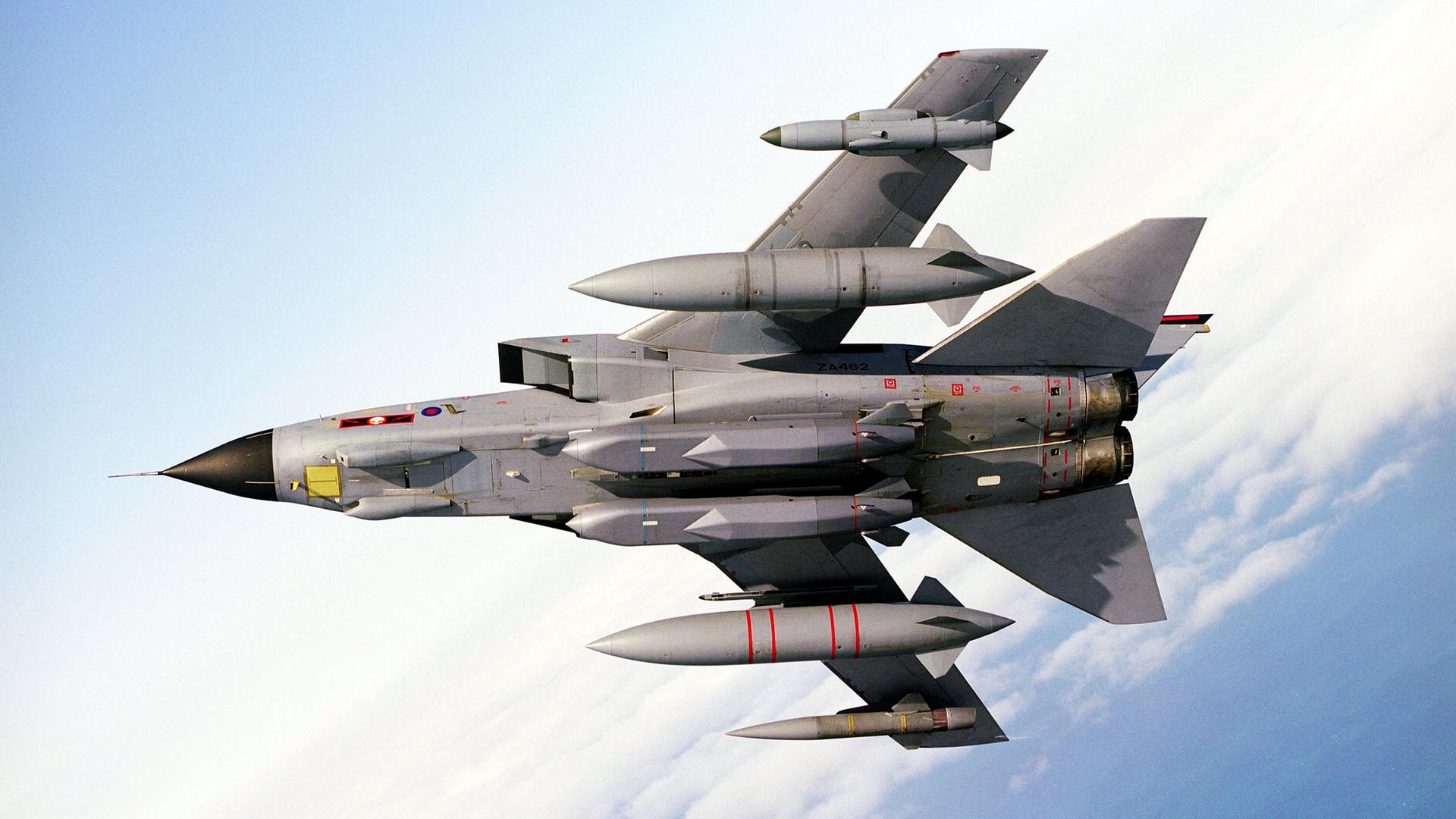 Storm-Shadow-Raketen sind unter einem fliegenden Kampfflugzeug vom Typ Tornado montiert.