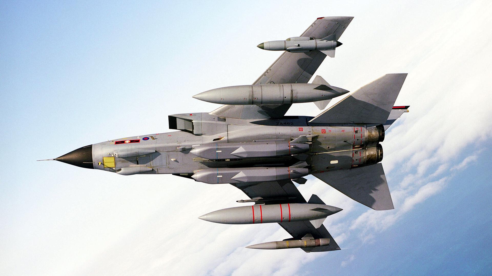 Storm-Shadow-Raketen sind unter einem fliegenden Kampfflugzeug vom Typ Tornado montiert. Storm-Shadow-Raketen sind unter einem fliegenden Kampfflugzeug vom Typ Tornado montiert.