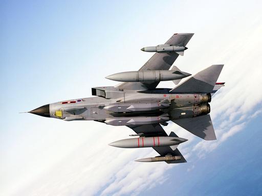 Storm-Shadow-Raketen sind unter einem fliegenden Kampfflugzeug vom Typ Tornado montiert.