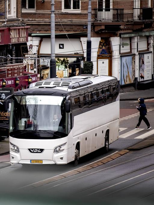 Ein Reisebus im Stadtverkehr Amsterdam.