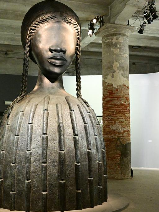 Ein Besucher sieht „Brick House“, eine Bronzeskulptur aus dem Jahr 2019 der Künstlerin Simone Leigh, während eines Pressetages auf der 59. Kunstbiennale in Venedig.