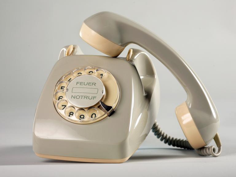 Ein historisches Telefon mit Wählscheibe.