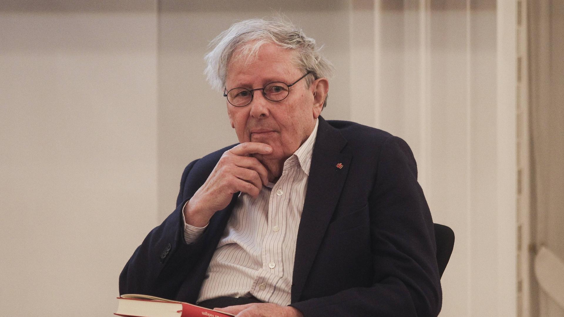 Prof. Dr. Klaus Wagenbach beim Literarischen Abend zu Ehren des Schriftstellers Johannes Bobrowski im Schloss Bellevue. Prof. Dr. Klaus Wagenbach beim Literarischen Abend zu Ehren des Schriftstellers Johannes Bobrowski im Schloss Bellevue.