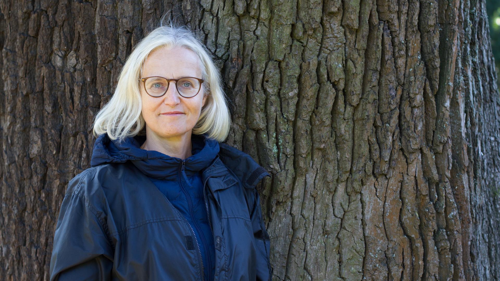 Christiane Hoffmann lehnt an einem Baum. Christiane Hoffmann lehnt an einem Baum.