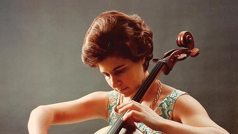 Auf dem Bild ist eine Frau zu sehen, die Cello spielt. Auf dem Bild ist eine Frau zu sehen, die Cello spielt.