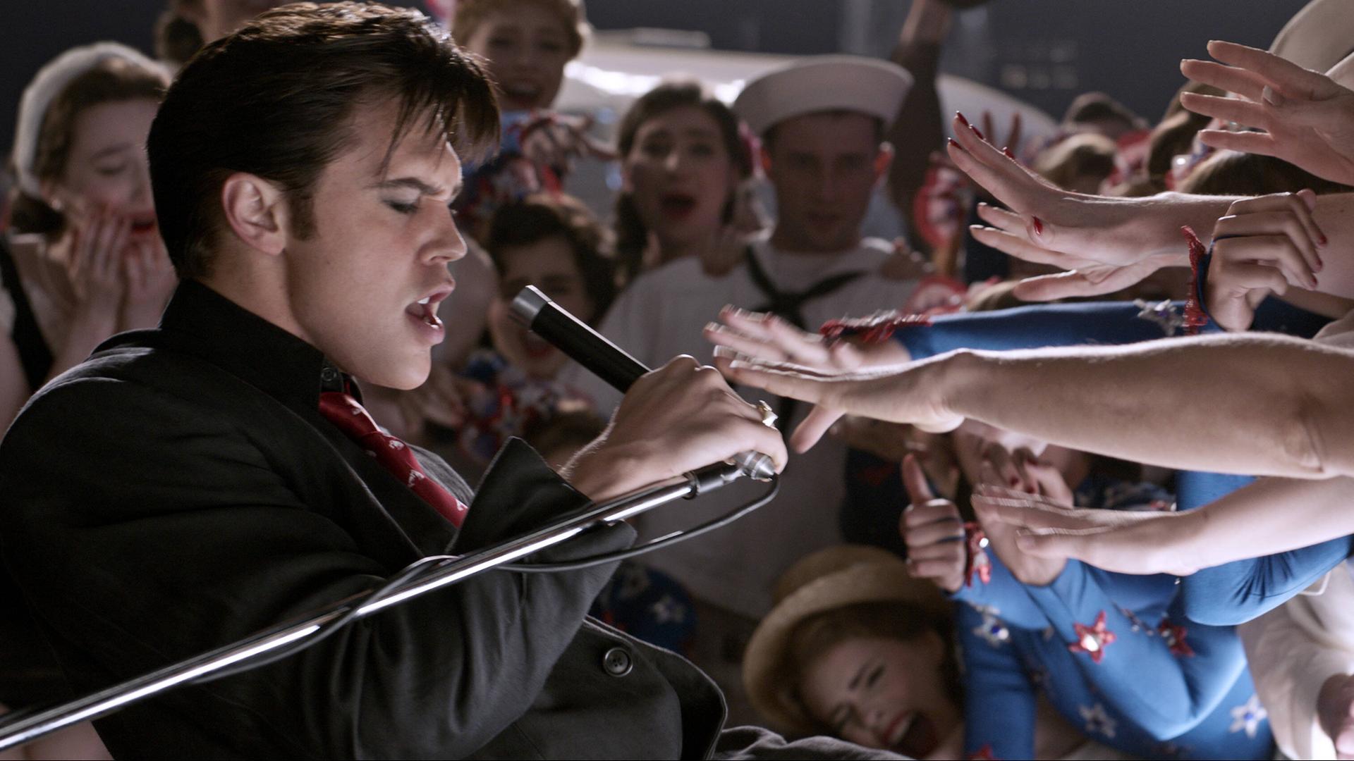 Austin Butler als Elvis Presley singend bei einem Auftritt. Austin Butler als Elvis Presley singend bei einem Auftritt.