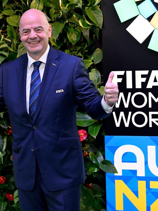 FIFA-Präsident Giovanni Infantino zeigt vor dem Logo der Frauen-WM in Australien und Neuseeland beide Daumen hoch.