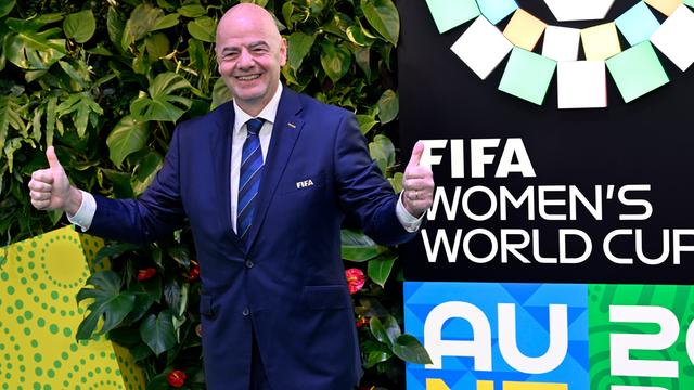 FIFA-Präsident Giovanni Infantino zeigt vor dem Logo der Frauen-WM in Australien und Neuseeland beide Daumen hoch.