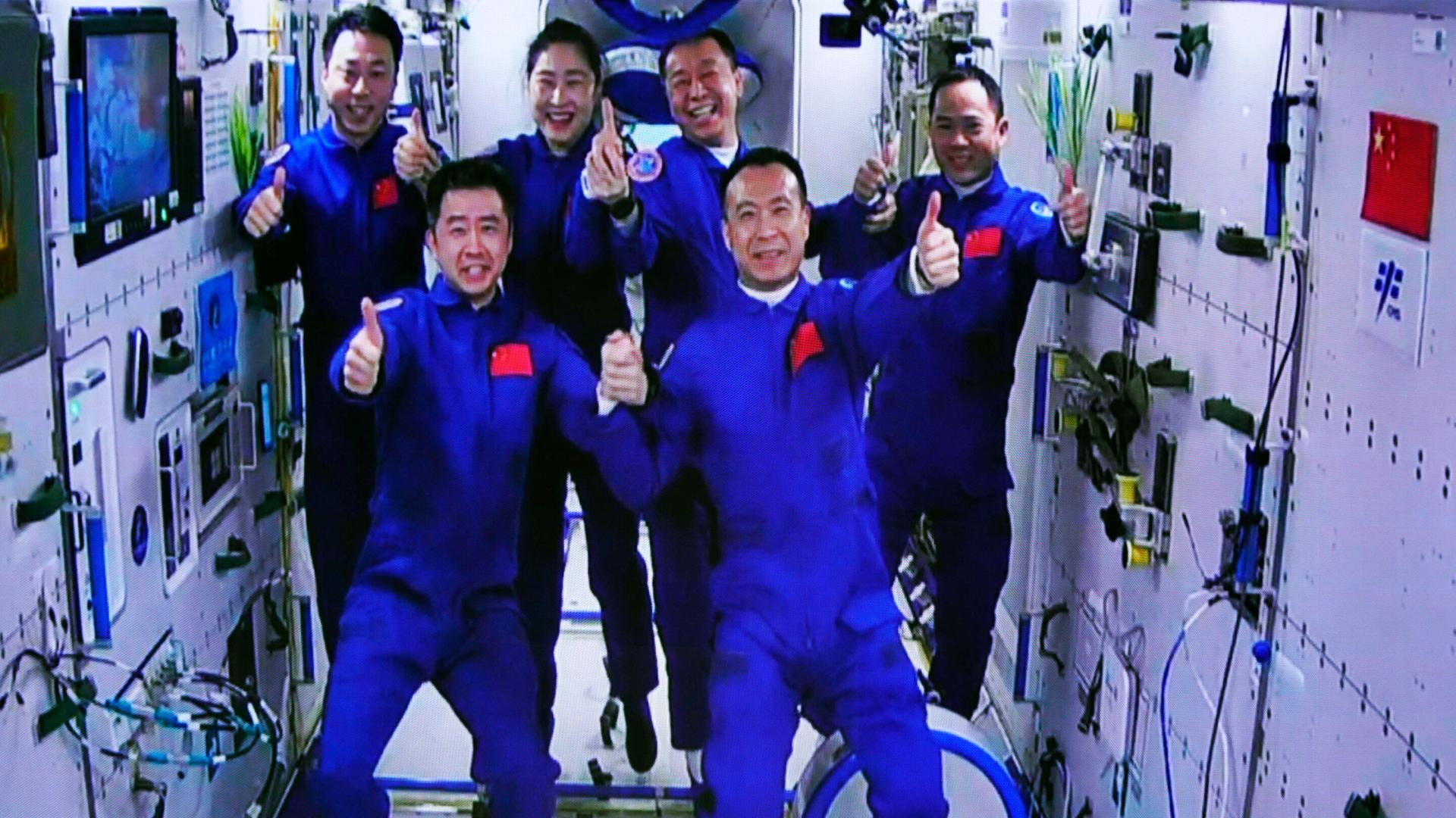 Sechs Personen im Himmelspalast: Besatzungswechsel auf Chinas Raumstation Tiangong Sechs Personen im Himmelspalast: Besatzungswechsel auf Chinas Raumstation Tiangong