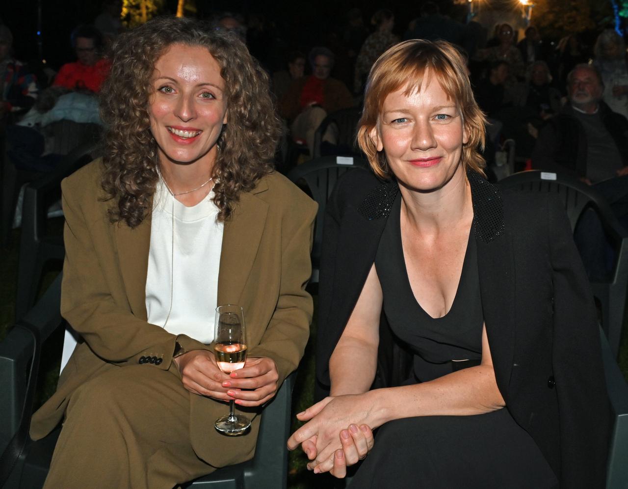 Die Schauspielerin Sandra Hüller (r.) und die Regisseurin Annika Pinske lächeln vor der Verleihung des "Hannelore-Elsner-Preises" beim 16.Fünf-Seen-Film Festival am Seebad in Starnberg. Die Schauspielerin Sandra Hüller (r.) und die Regisseurin Annika Pinske lächeln vor der Verleihung des "Hannelore-Elsner-Preises" beim 16.Fünf-Seen-Film Festival am Seebad in Starnberg.