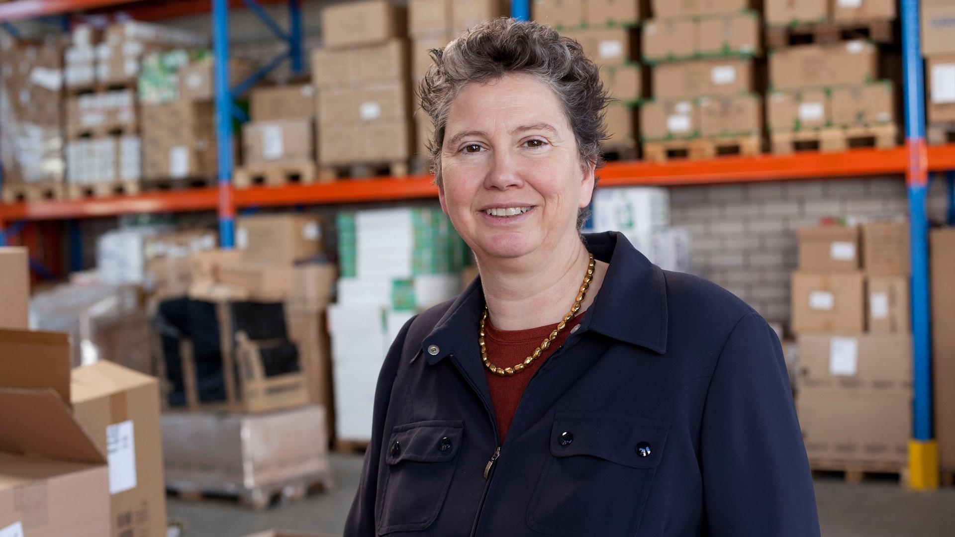 Die Sozialunternehmerin Juliane Kronen steht vor Regalen in ihrem Warenlager. Die Sozialunternehmerin Juliane Kronen steht vor Regalen in ihrem Warenlager.