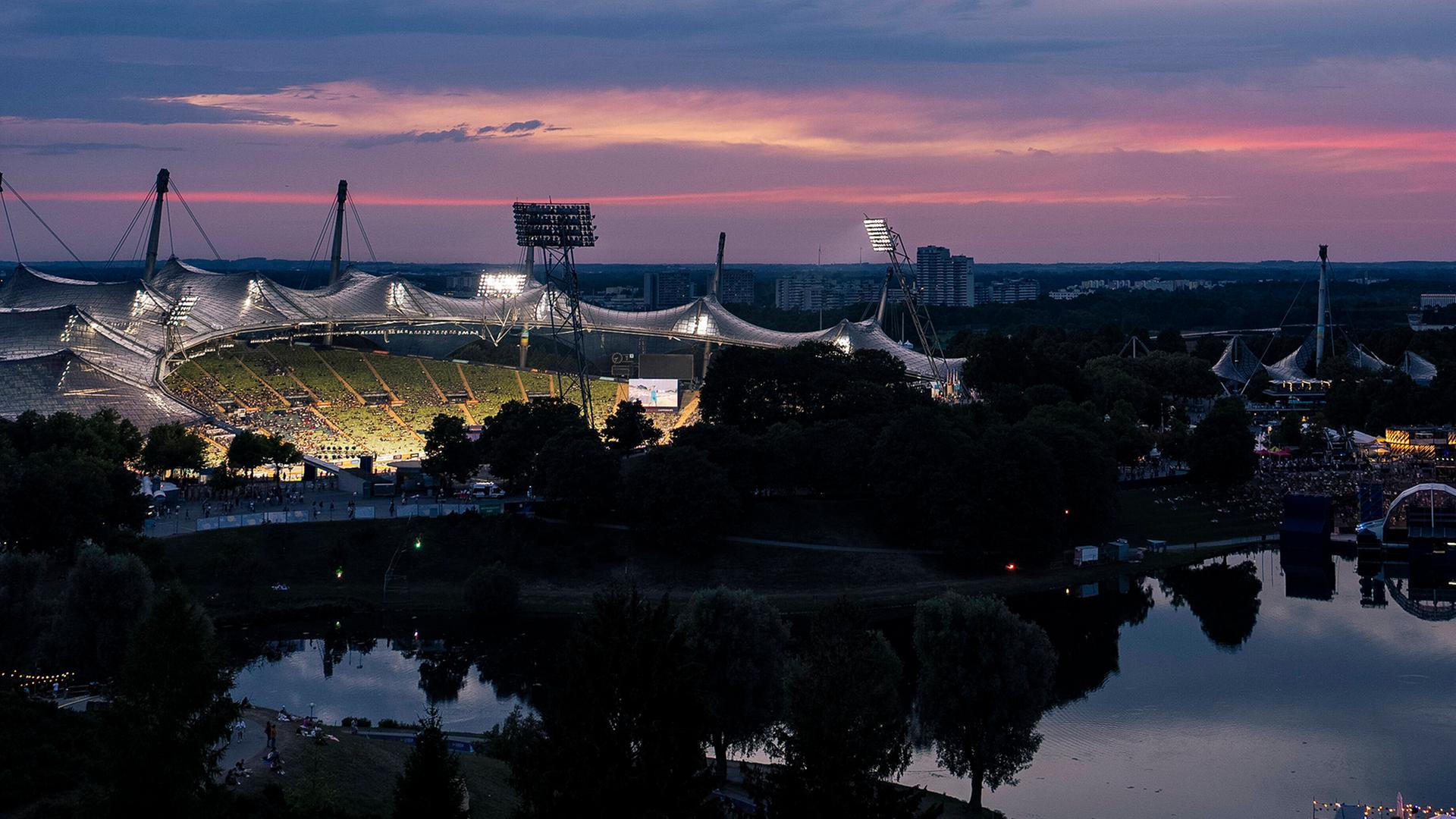 Abendpanorama vom Olympiastadion in München während der European Championships 2022 Abendpanorama vom Olympiastadion in München während der European Championships 2022