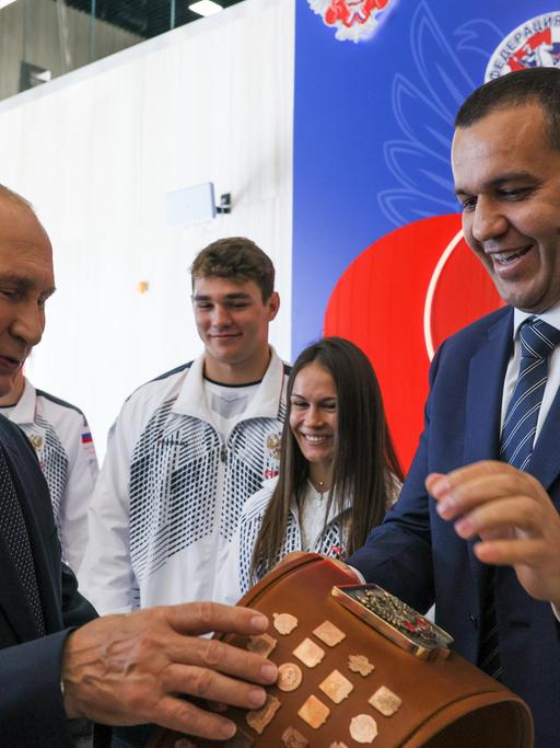 Russlands Staatschef Putin (links) zusammen mit IBA-Präsident Umar Kremlev bei einem Besuch im Moskauer Luschniki Sportpark.