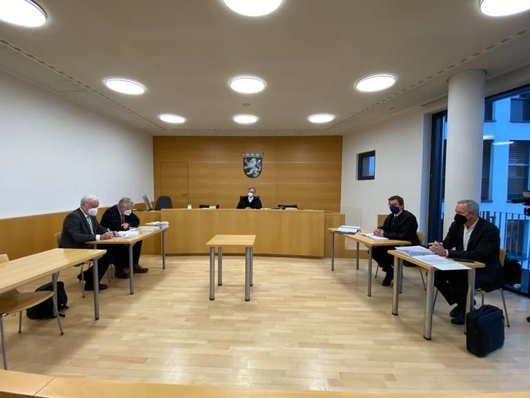 Bei der Verhandlung über die Kündigung des ehemaligen DSV-Sportdirektor Thomas Kurschilgen: Kurschilgen mit Anwalt (rechts im Bild) und DSV-Vize-Präsident Wolfgang Rupieper mit Anwalt (links im Bild).