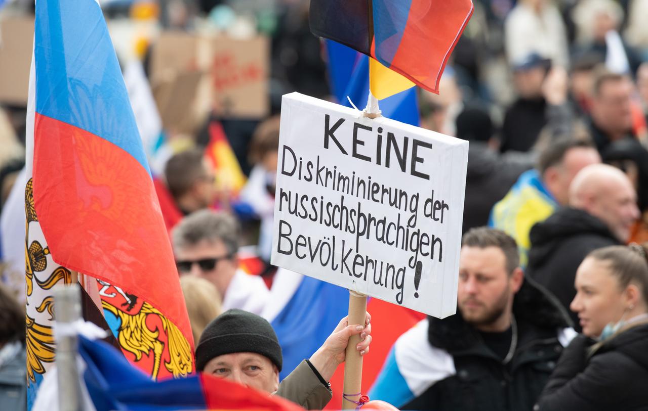 „Keine Diskriminierung der russischsprachigen Bevölkerung!“ steht auf einem Schild bei einer prorussischen Demonstration. „Keine Diskriminierung der russischsprachigen Bevölkerung!“ steht auf einem Schild bei einer prorussischen Demonstration.