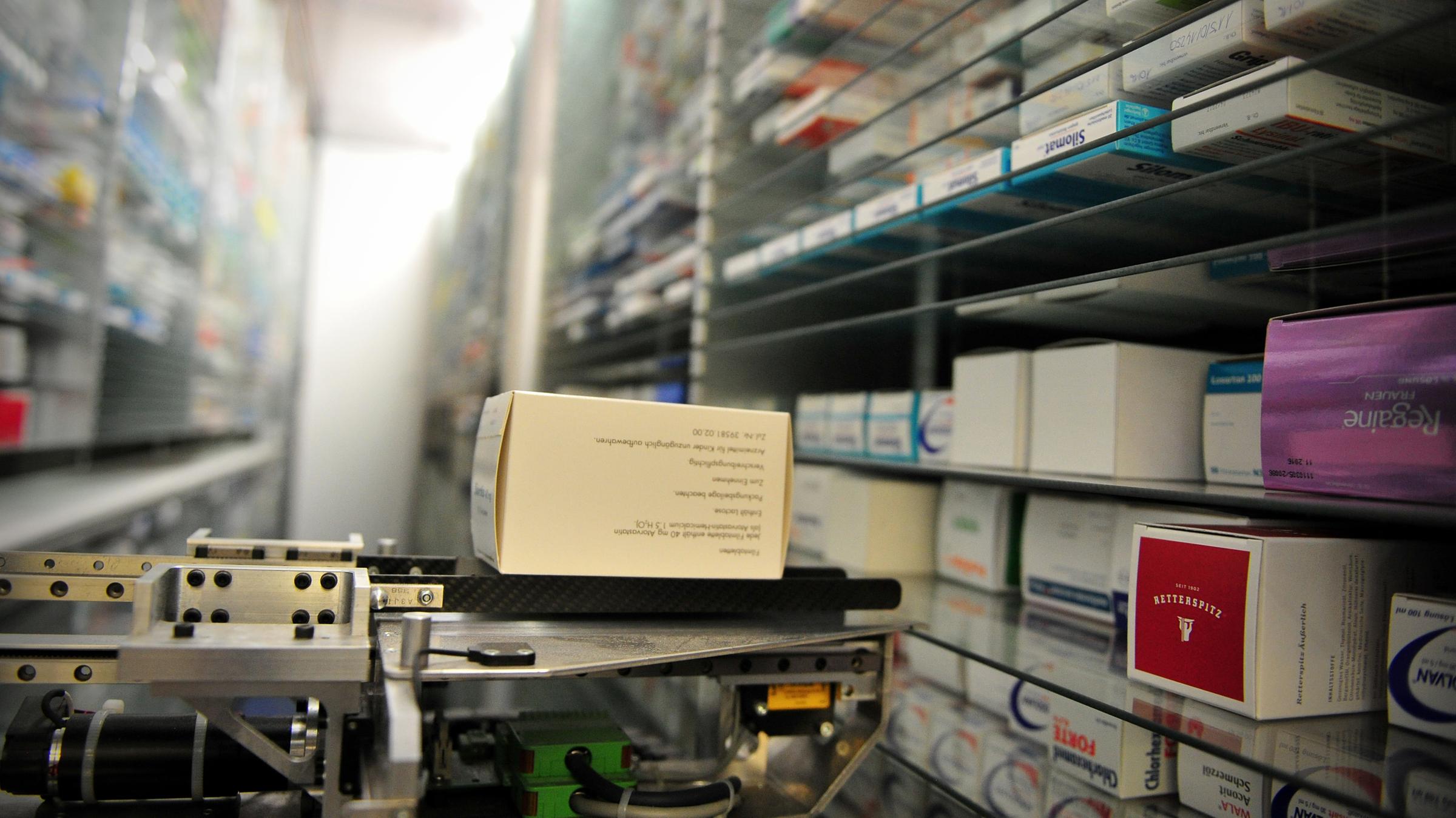 Ein Kommissionierautomat holt am Mittwoch in der Schwan-Apotheke in Esslingen eine Medikamentenschachtel. 