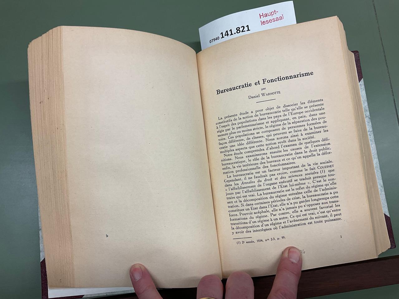Buch, darin der Aufsatz „Bürokratie und Beamtentum“ des belgischen Soziologen Daniel Warnotte Buch, darin der Aufsatz „Bürokratie und Beamtentum“ des belgischen Soziologen Daniel Warnotte