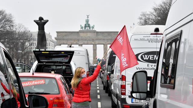 Eine Auto-Demonstration zur Lage der Veranstaltungswirtschaft 2021 in Berlin. 