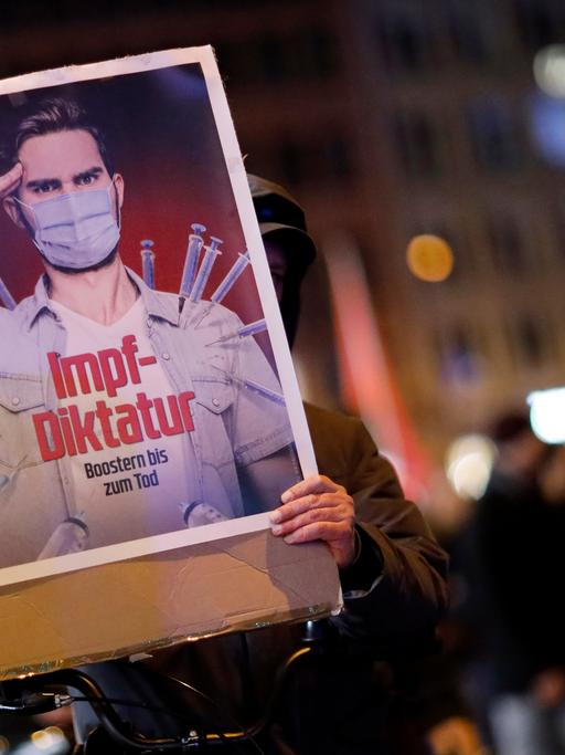 Impfgegner artikulieren ihren Unmut über die Corona-Politik - hier die angemeldete Demo von koelnistaktiv.de und selberdenkenkoeln.de in der Kölner Innenstadt. 
