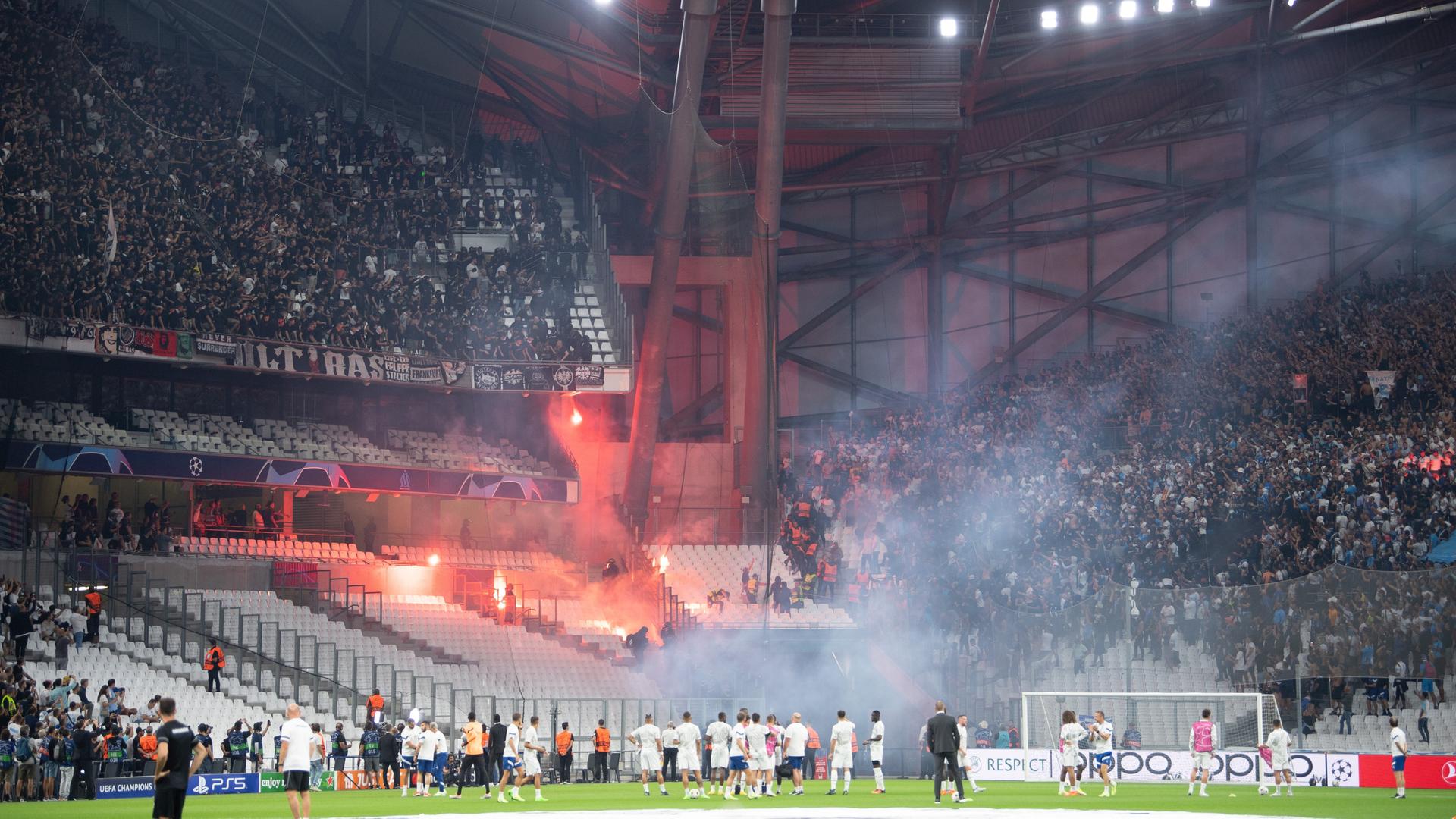 Fangruppen von Eintracht Frankfurt und Olympique Marseille beschießen sich beim Champions-League-Spiel am 13.09.2022 mit Feuerwerkskörpern. Fangruppen von Eintracht Frankfurt und Olympique Marseille beschießen sich beim Champions-League-Spiel am 13.09.2022 mit Feuerwerkskörpern.