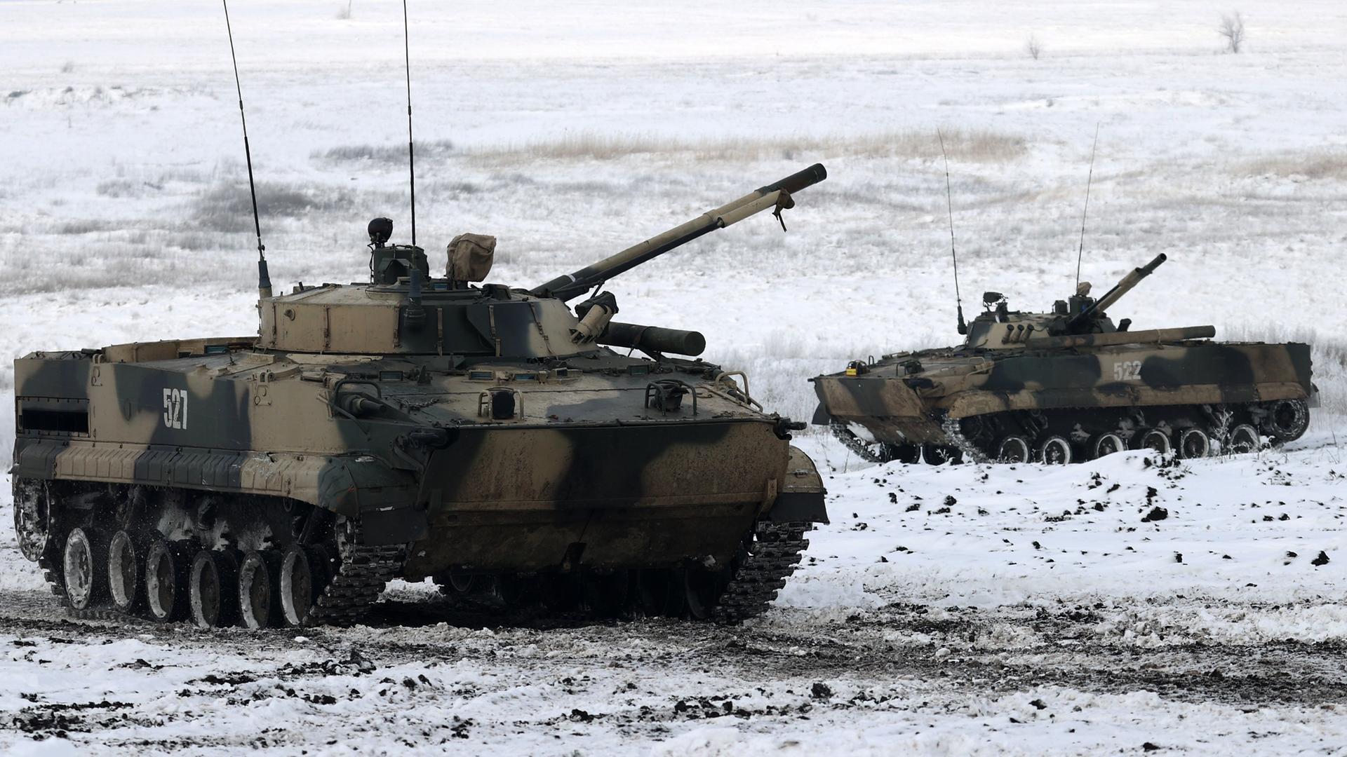 Gepanzerte russische Fahrzeuge bei einer Militärübung im Süden des Landes. Der Boden ist mit Schnee bedeckt.
