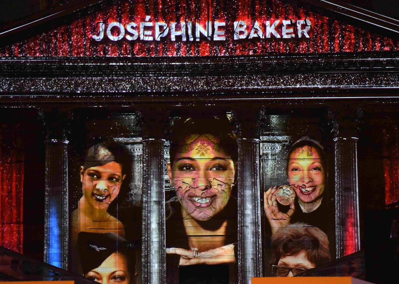 Bilder von Josephine Baker werden an die Fassade des Pantheons in Paris projiziert