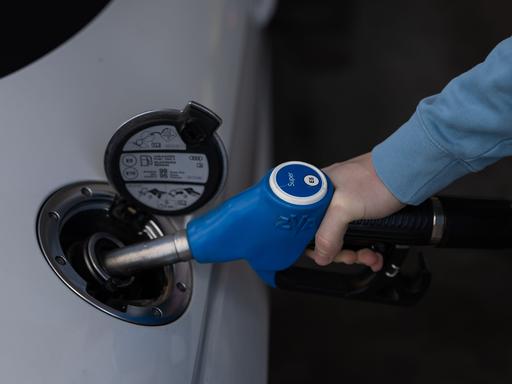 Ein Kunde einer Tankstelle füllt sein Auto mit Benzin
