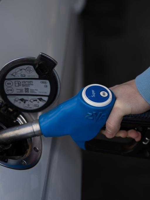 Ein Kunde einer Tankstelle füllt sein Auto mit Benzin