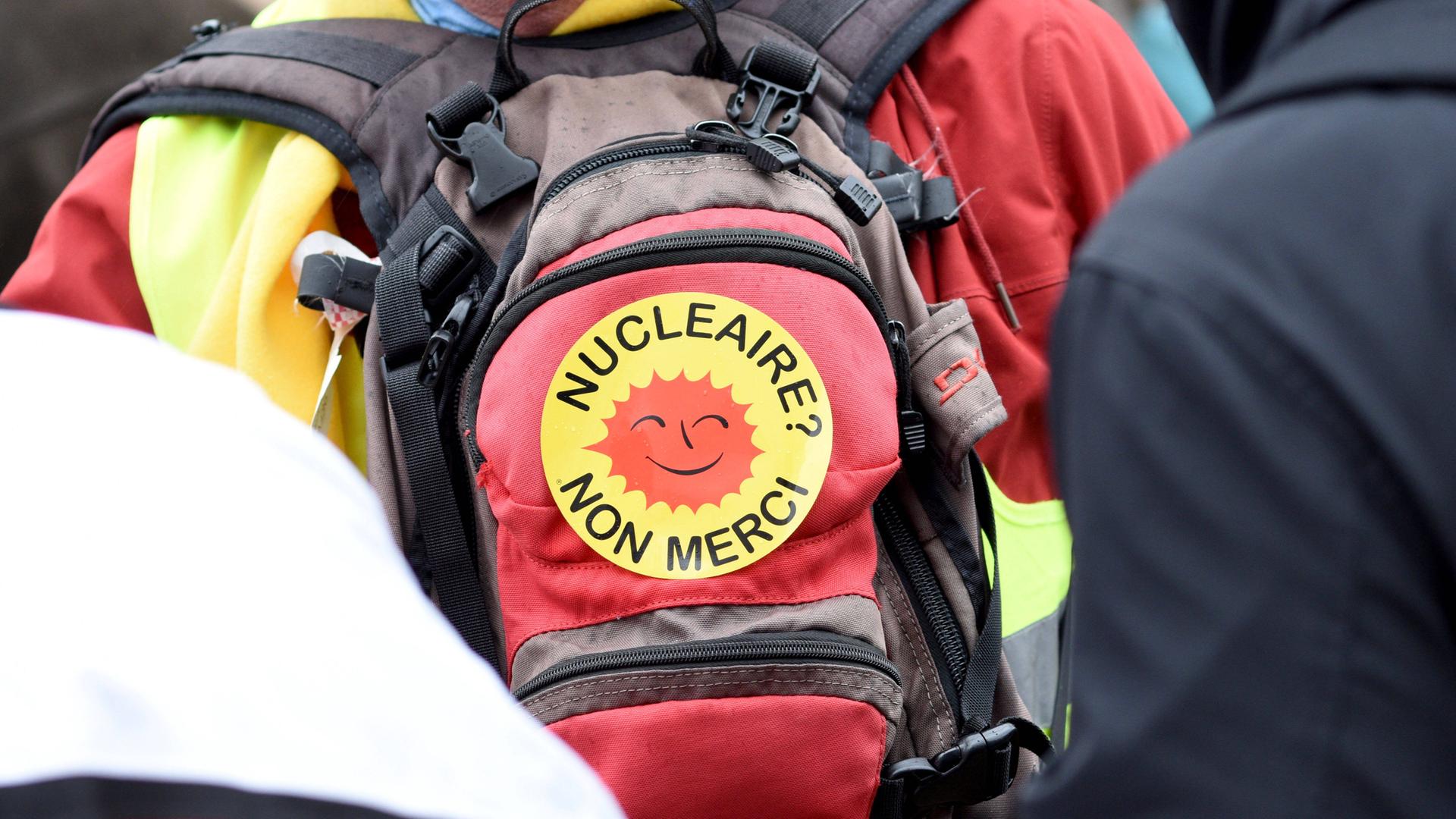 Anti-Atomkraft-Demonstration in Strasbourg im Elsaß in Frankreich am 8.12.2018. Im Bild: Demonstrant trägt Rucksack mit einem Aufkleber: Nucleaire - Non Merci - Atomkraft - Nein danke". 