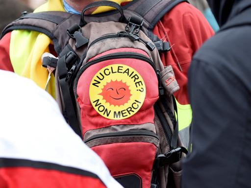 Anti-Atomkraft-Demonstration in Strasbourg im Elsaß in Frankreich am 8.12.2018. Im Bild: Demonstrant trägt Rucksack mit einem Aufkleber: Nucleaire - Non Merci - Atomkraft - Nein danke". 