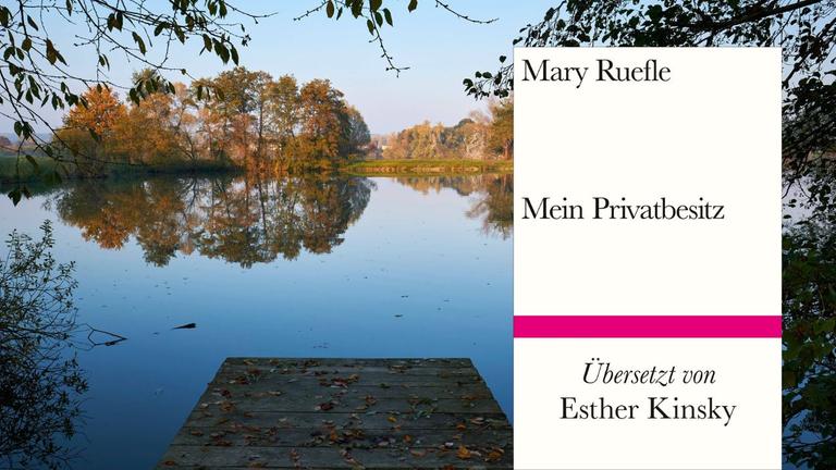 Das Buchcover von Mary Ruefle: „Mein Privatbesitz“ vor einem See mit Steg Das Buchcover von Mary Ruefle: „Mein Privatbesitz“ vor einem See mit Steg