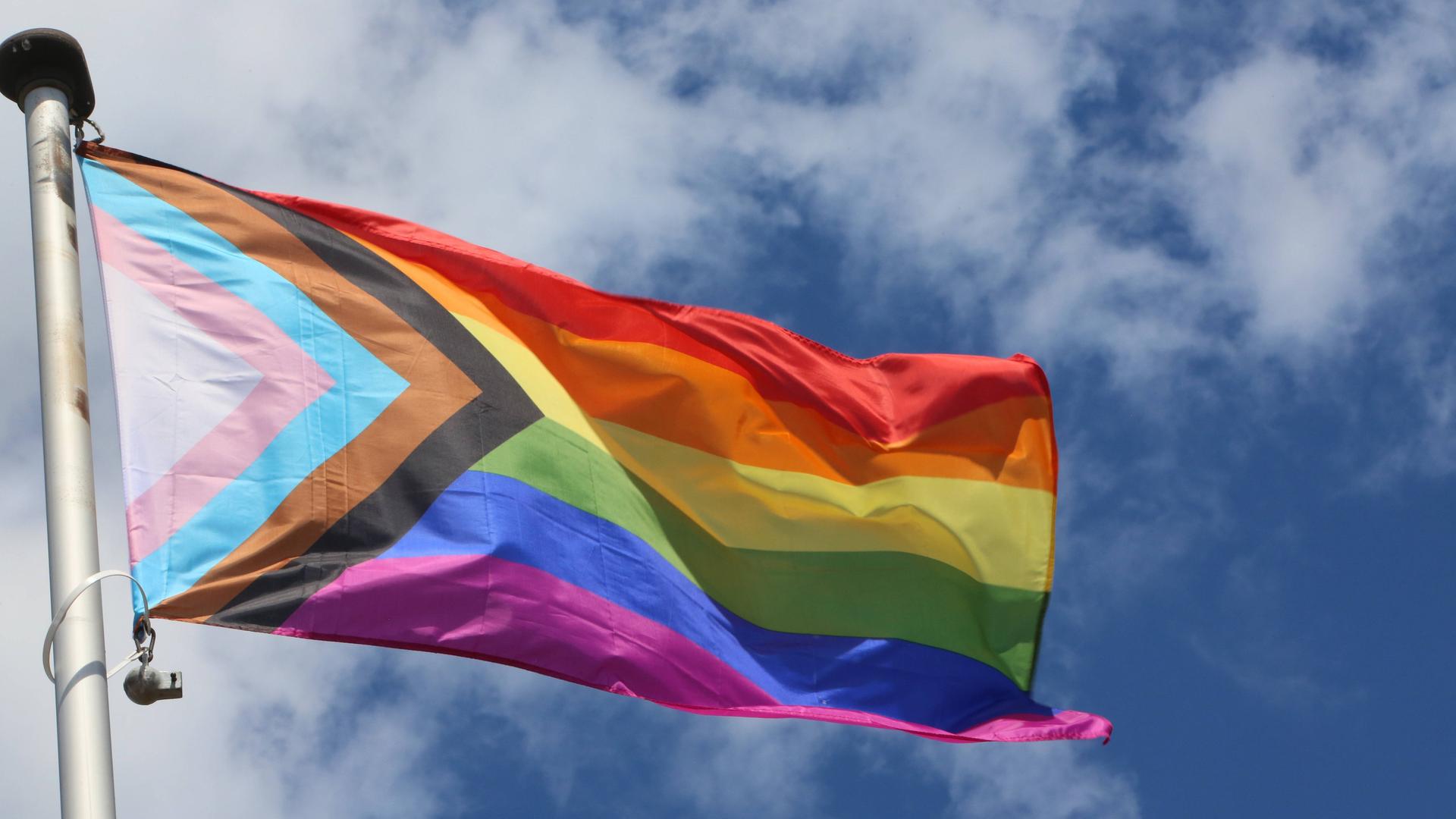 Die Regenbogenflagge gilt auch als Symbol der LGBTQ-Menschen Die Regenbogenflagge gilt auch als Symbol der LGBTQ-Menschen