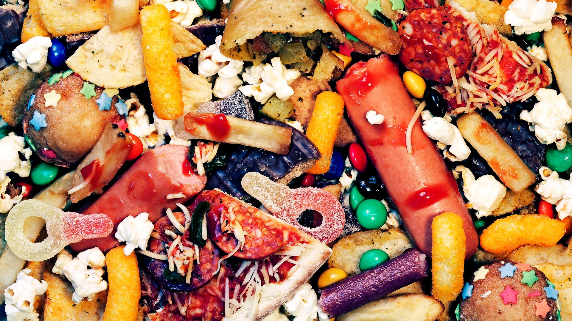 Bunte Lebensmittel im Müll: Pizza, Würstchen mit Ketchup, Muffins u.a. Bunte Lebensmittel im Müll: Pizza, Würstchen mit Ketchup, Muffins u.a.
