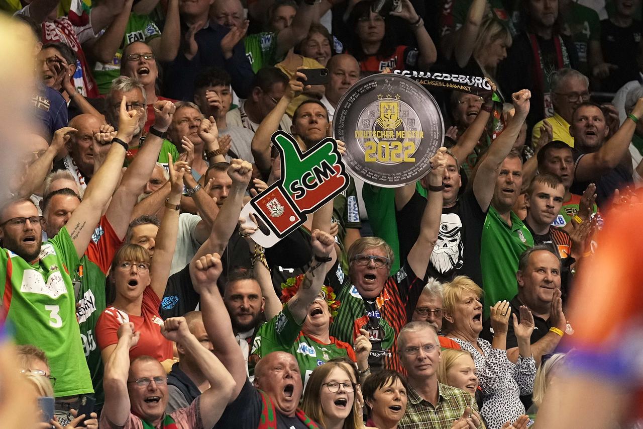 Die Fans der Handballer des SC Magdeburg feiern den Gewinn der Deutschen Meisterschaft. Die Fans der Handballer des SC Magdeburg feiern den Gewinn der Deutschen Meisterschaft.