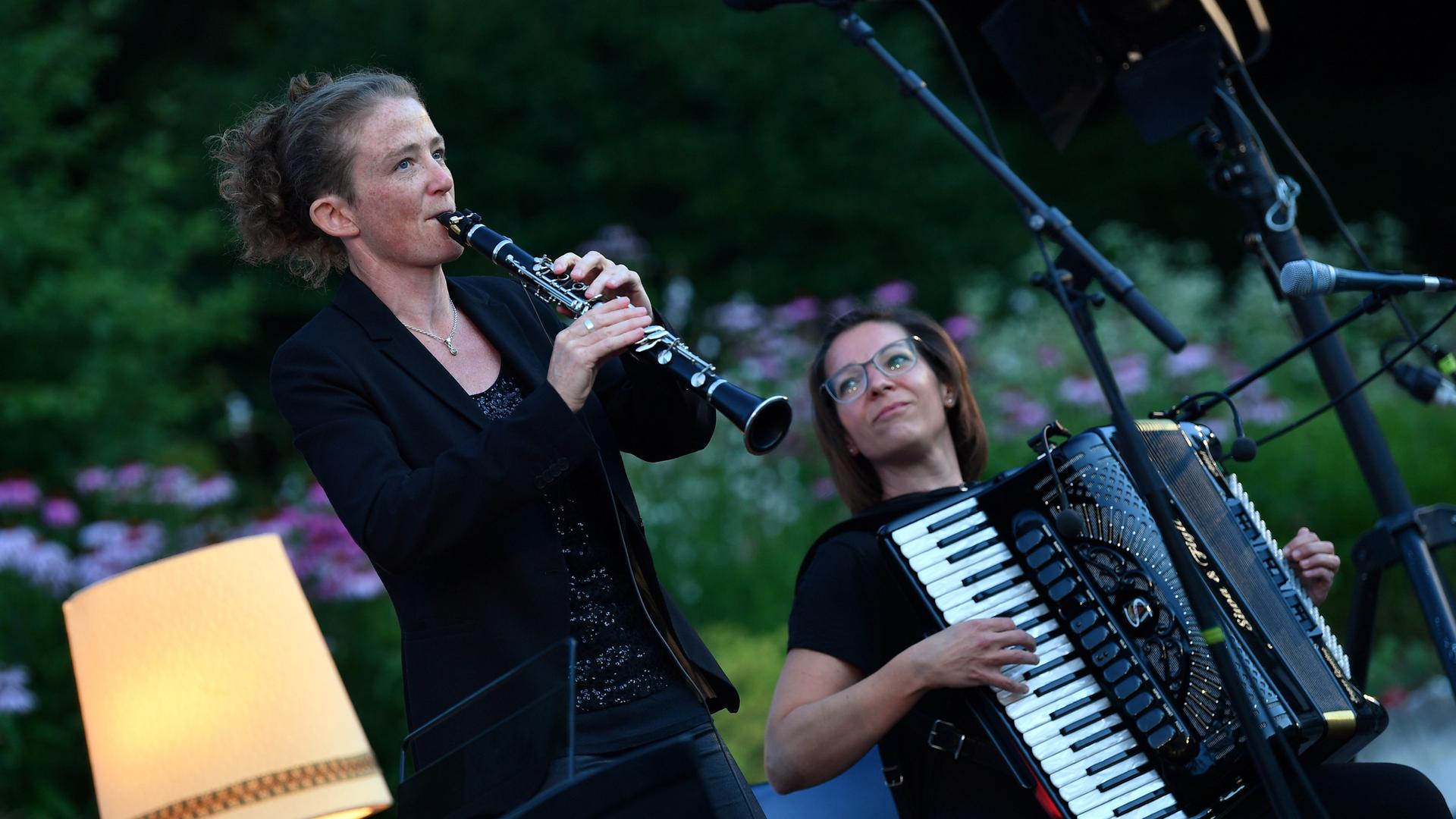 Klarinettistin Susi Evans (l.) und die Akkordeonistin Szilvia Csaranko spielen zur Eröffnung des OpenAir Yiddish Summer im Juli 2020.