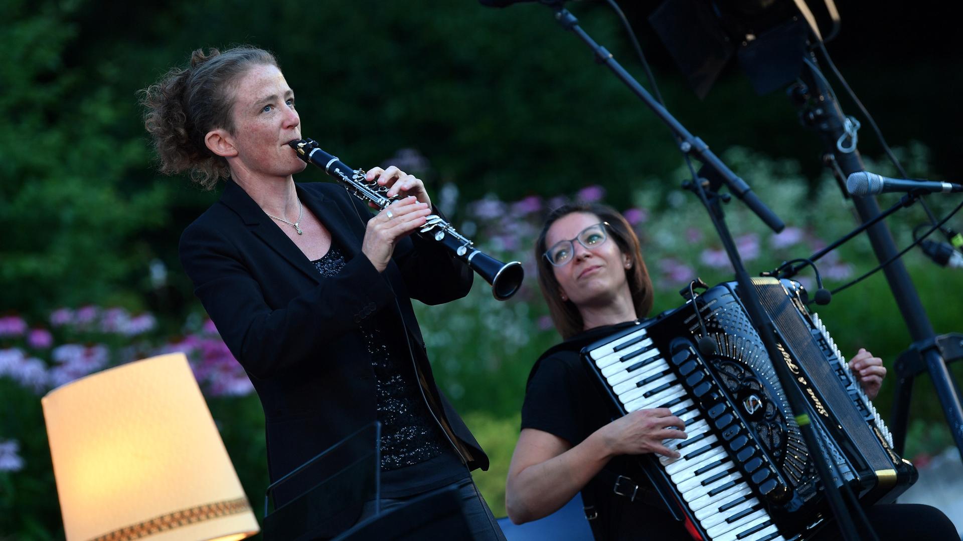 Klarinettistin Susi Evans (l.) und die Akkordeonistin Szilvia Csaranko spielen zur Eröffnung des OpenAir Yiddish Summer im Juli 2020. Klarinettistin Susi Evans (l.) und die Akkordeonistin Szilvia Csaranko spielen zur Eröffnung des OpenAir Yiddish Summer im Juli 2020.