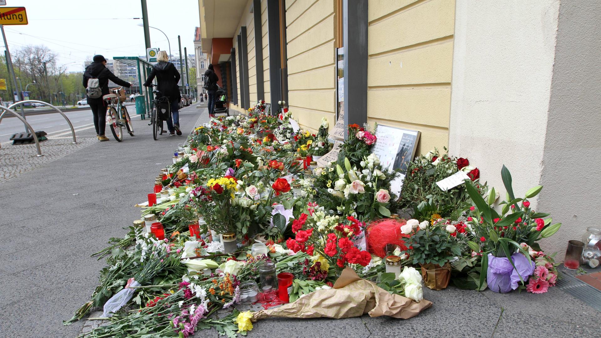 Viele Blumen liegen vor einem Haus zum Gedenken Viele Blumen liegen vor einem Haus zum Gedenken