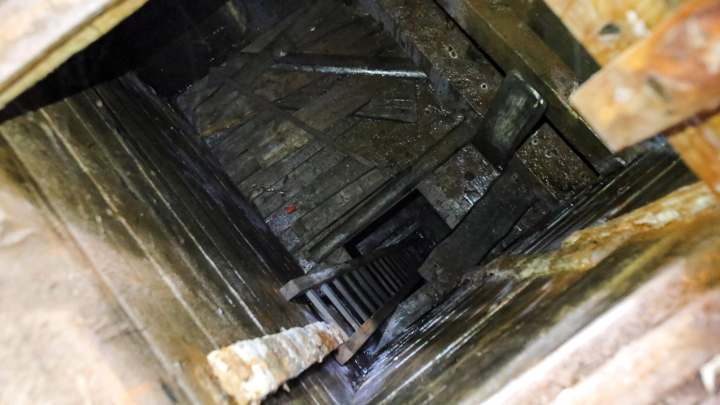 Eine Leiter führt hinab in den Schacht einer Mine in der Ukraine