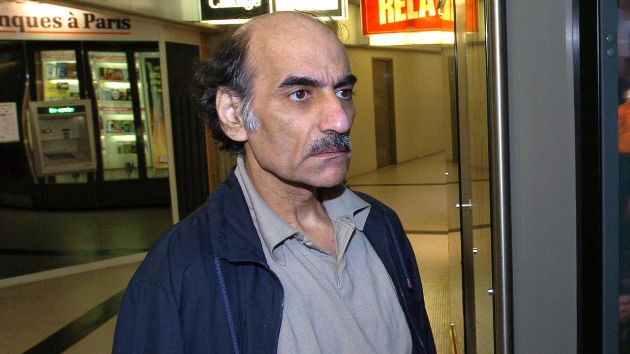 Der iranische Flüchtling Mehran Karimi Nasseri steht im Pariser Flughafen. Der iranische Flüchtling Mehran Karimi Nasseri steht im Pariser Flughafen.