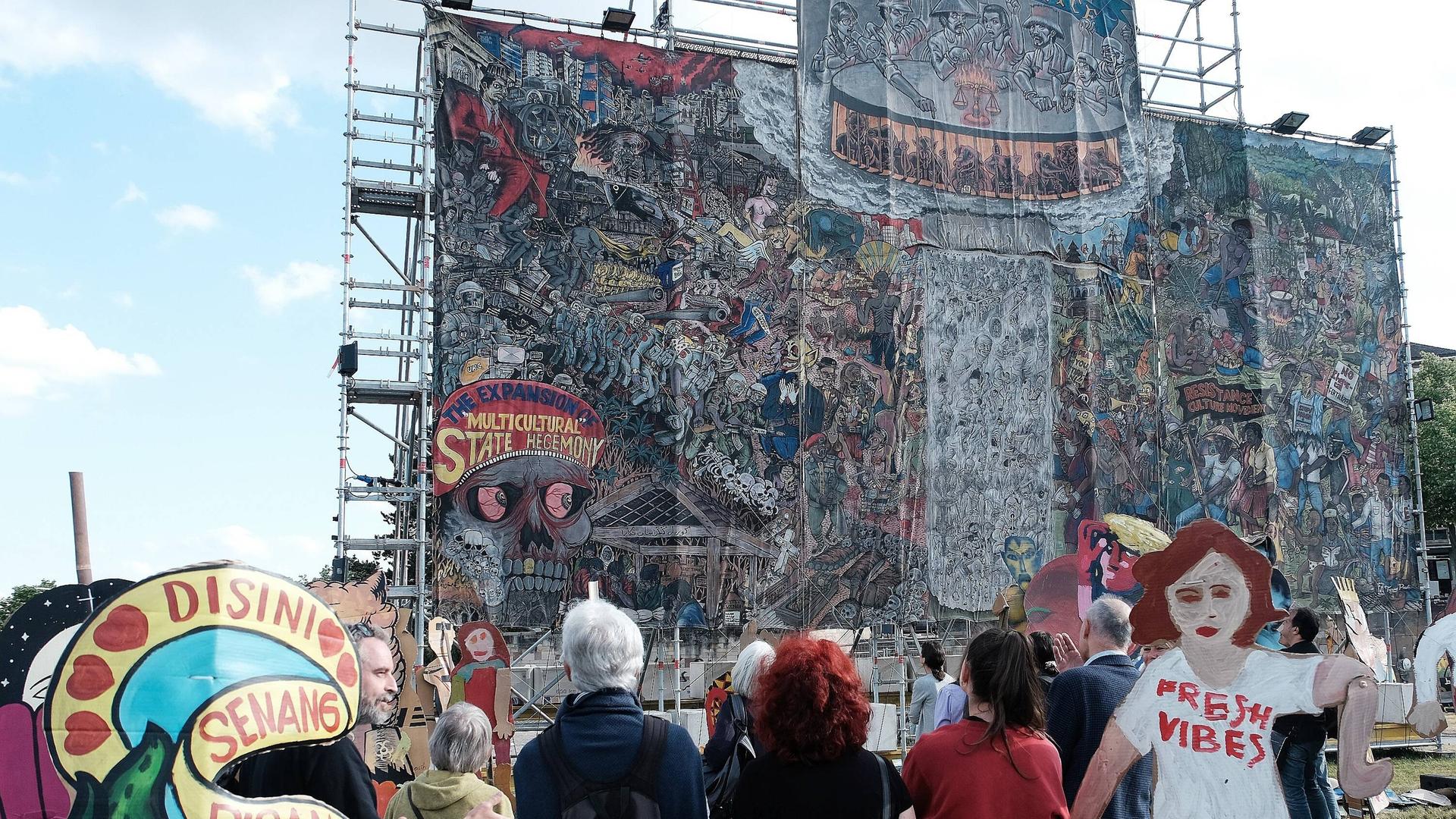 Documenta 15: Banner des indonesischen Künstlerkollektivs Taring Padi mit eindeutig antisemitischen Darstellungen vor der Verhüllung. Documenta 15: Banner des indonesischen Künstlerkollektivs Taring Padi mit eindeutig antisemitischen Darstellungen vor der Verhüllung.