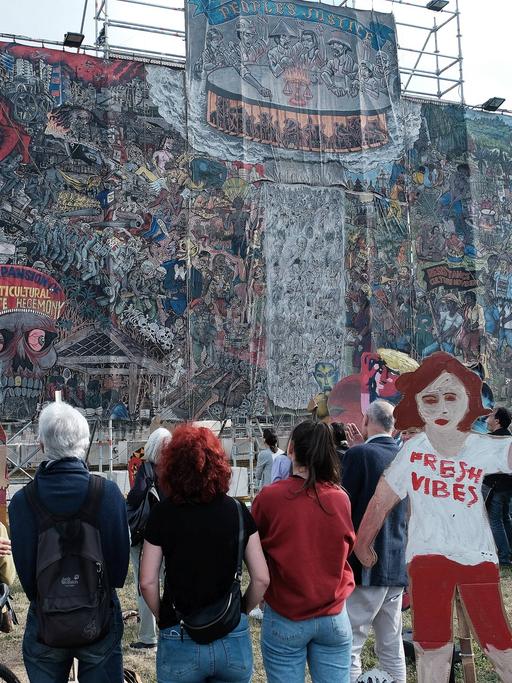 Documenta 15: Banner des indonesischen Künstlerkollektivs Taring Padi mit eindeutig antisemitischen Darstellungen vor der Verhüllung.