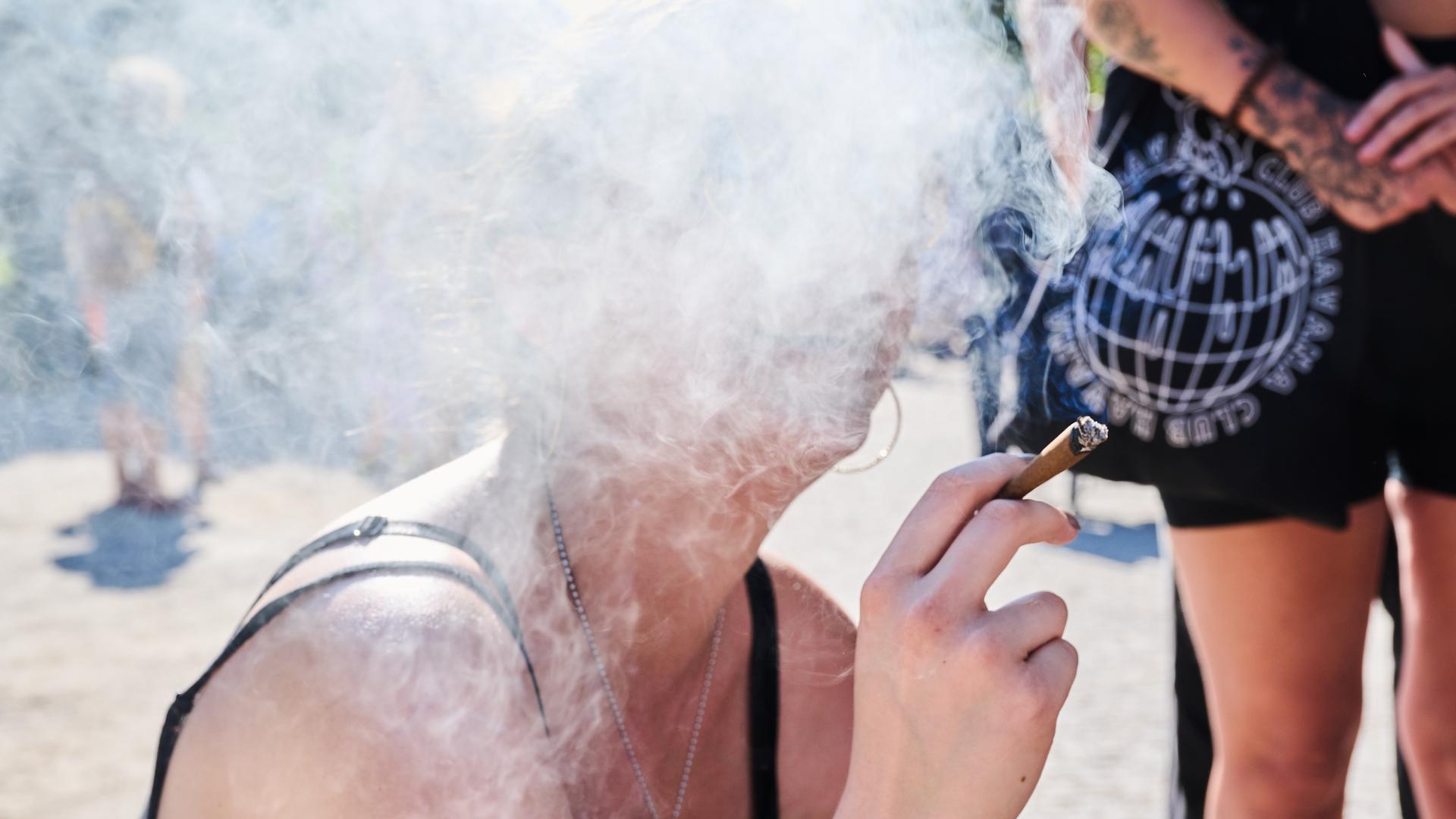 Eine Demonstrantin raucht einen Joint bei der Hanfparade. Ihr Gesicht ist hinter einer Rauchwolke verborgen. Die Hanfparade ist laut Angaben der Veranstalter die größte und traditionsreichste Demonstration für Cannabis in Deutschland. Eine Demonstrantin raucht einen Joint bei der Hanfparade. Ihr Gesicht ist hinter einer Rauchwolke verborgen. Die Hanfparade ist laut Angaben der Veranstalter die größte und traditionsreichste Demonstration für Cannabis in Deutschland.